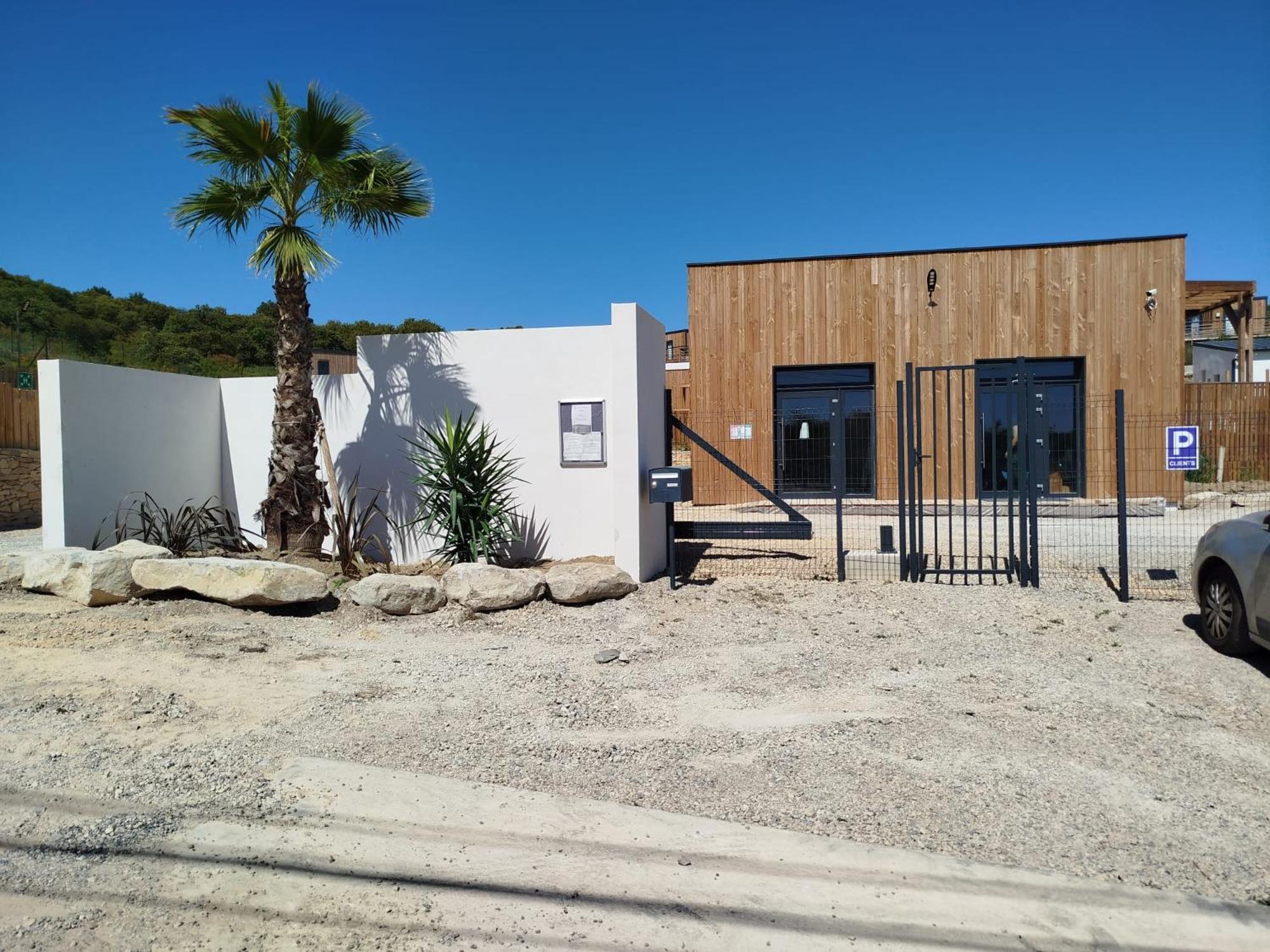 Camping Les Lodges Du Lagon Calvisson Exterior photo